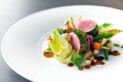Leichtes Ostermenü mit Fleisch und Gemüse Leichtes Ostermenü mit Fleisch und Gemüse
